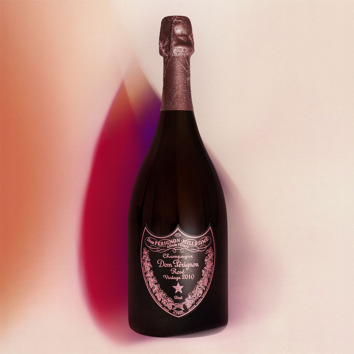 Dom Pérignons fortolkning af rosé | Dom Pérignon Rosé er husets mest intense og markante fortolkning af en årgang. Rosé 2010 kombinerer Pinot Noirs kraft med Chardonnays præcision og elegance. Den lange udvikling i kælderen samler årgangens forskellige elementer og skaber en champagne med stor dybde, raffineret struktur og den karakteristiske harmoni, som definerer Dom Pérignon.
