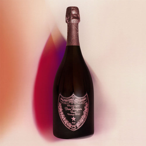 Dom Pérignons fortolkning af rosé | Dom Pérignon Rosé er husets mest intense og markante fortolkning af en årgang. Rosé 2010 kombinerer Pinot Noirs kraft med Chardonnays præcision og elegance. Den lange udvikling i kælderen samler årgangens forskellige elementer og skaber en champagne med stor dybde, raffineret struktur og den karakteristiske harmoni, som definerer Dom Pérignon.
