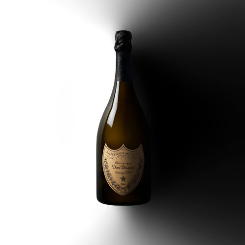 Den kreative ambition | Dom Pérignon skaber udelukkende årgangschampagne, hvor hver udgivelse fortolker karakteren fra ét enkelt høstår. Vintage 2017 viderefører husets kompromisløse søgen efter harmoni mellem præcision, intensitet og kompleksitet. Efter mange års udvikling i de mørke kældre fremstår champagnen som et helstøbt udtryk for både årgangen og Dom Pérignons karakteristiske stil.
