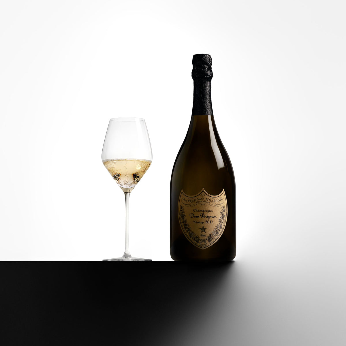 Karakteren fra 2017 | Vintage 2017 er sammensat af 61 procent Chardonnay og 39 procent Pinot Noir. Champagnen forener moden frugt med en præcis og mineralsk struktur, mens noter af abrikos, citrus, stenfrugt og friskbagt brød skaber dybde. Den kalkede afslutning tilfører spændstighed og giver årgangen et elegant, fokuseret og vedvarende udtryk.
